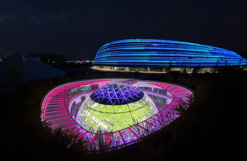 全球首个，，，正式启用！bevictor伟德官网LED炫彩点亮“熊猫眼”